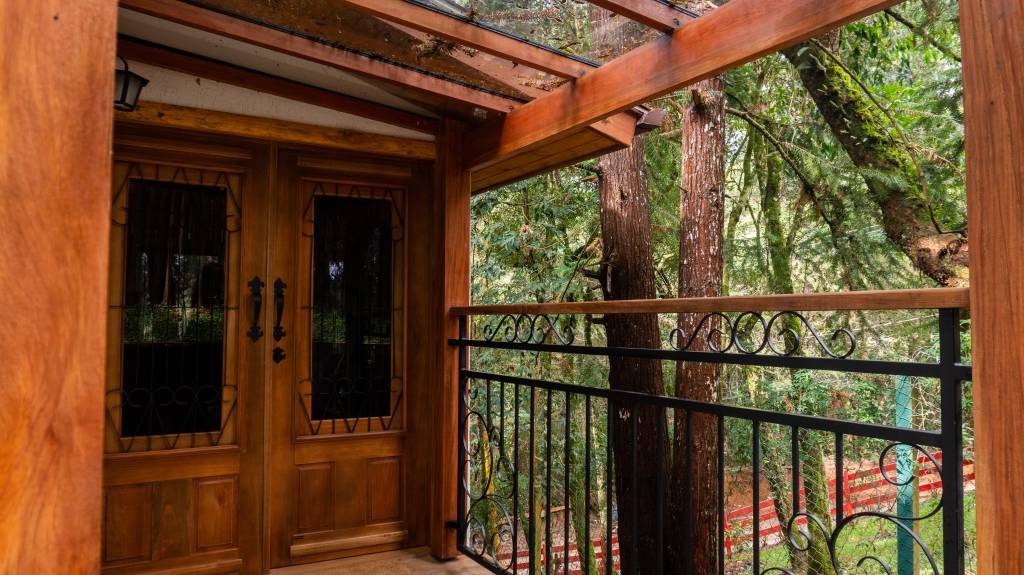 Cabana suspensa compacta é executada em Light Steel Frame