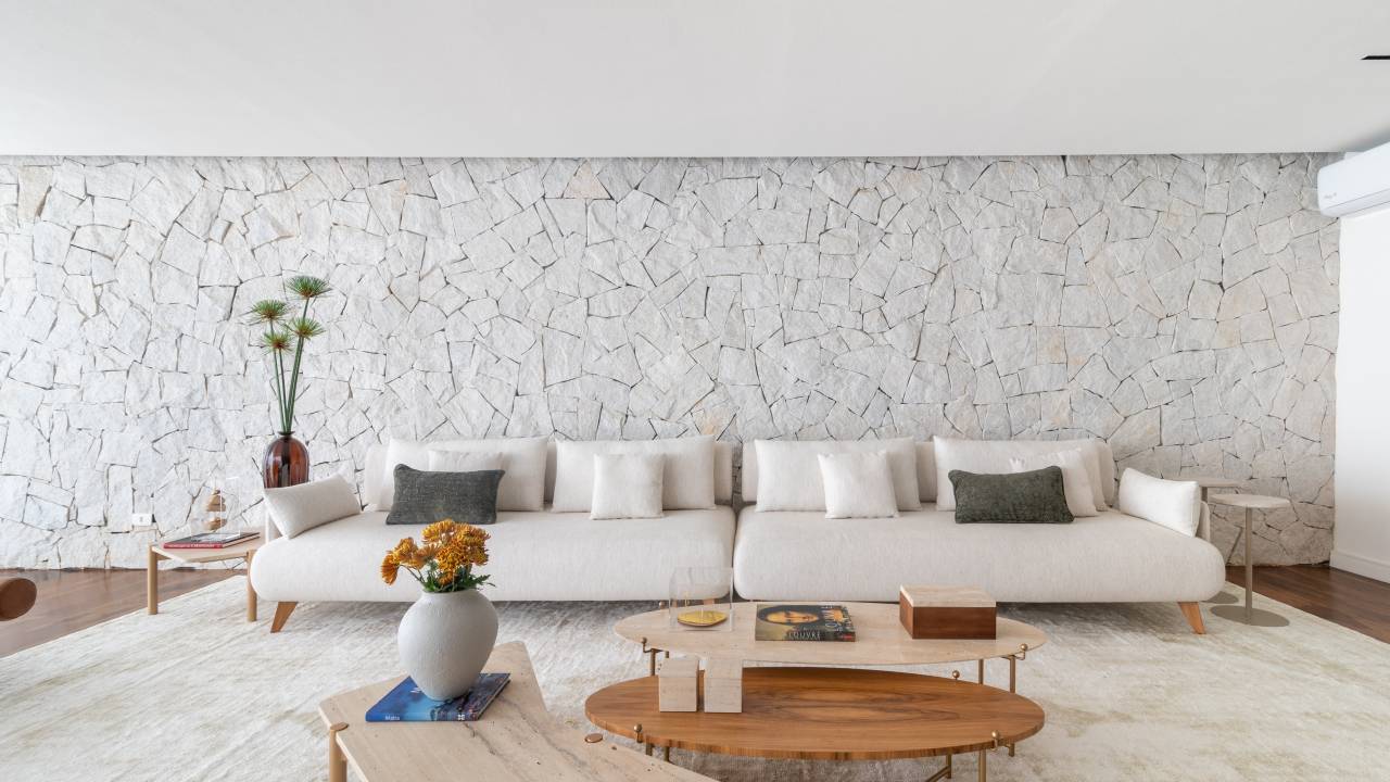 Casa ares rústico chic com mármore, pedras, seixos e madeira. Projeto de Giann Freire Arquitetura.