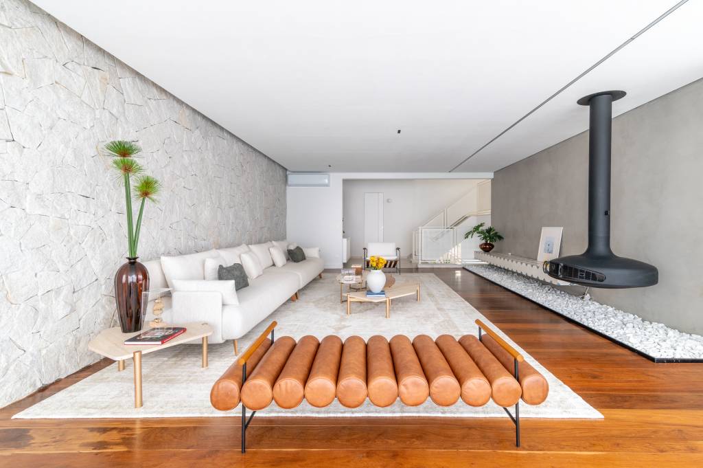 Casa ares rústico chic com mármore, pedras, seixos e madeira. Projeto de Giann Freire Arquitetura.