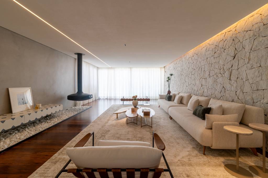 Casa ares rústico chic com mármore, pedras, seixos e madeira. Projeto de Giann Freire Arquitetura.