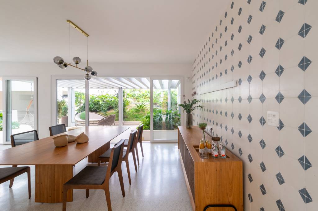 Casa ares rústico chic com mármore, pedras, seixos e madeira. Projeto de Giann Freire Arquitetura.