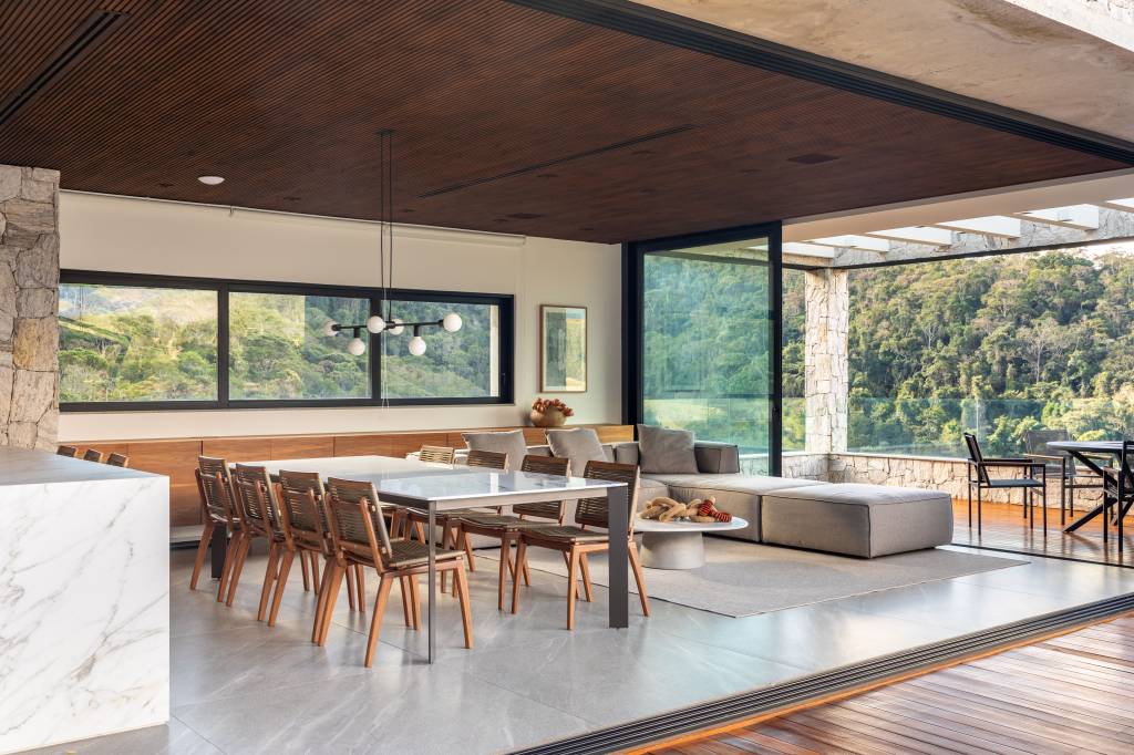 Casa de campo contemporânea tem piscina em pedra Hijau e academia. Projeto de BF+Arquitetos.
