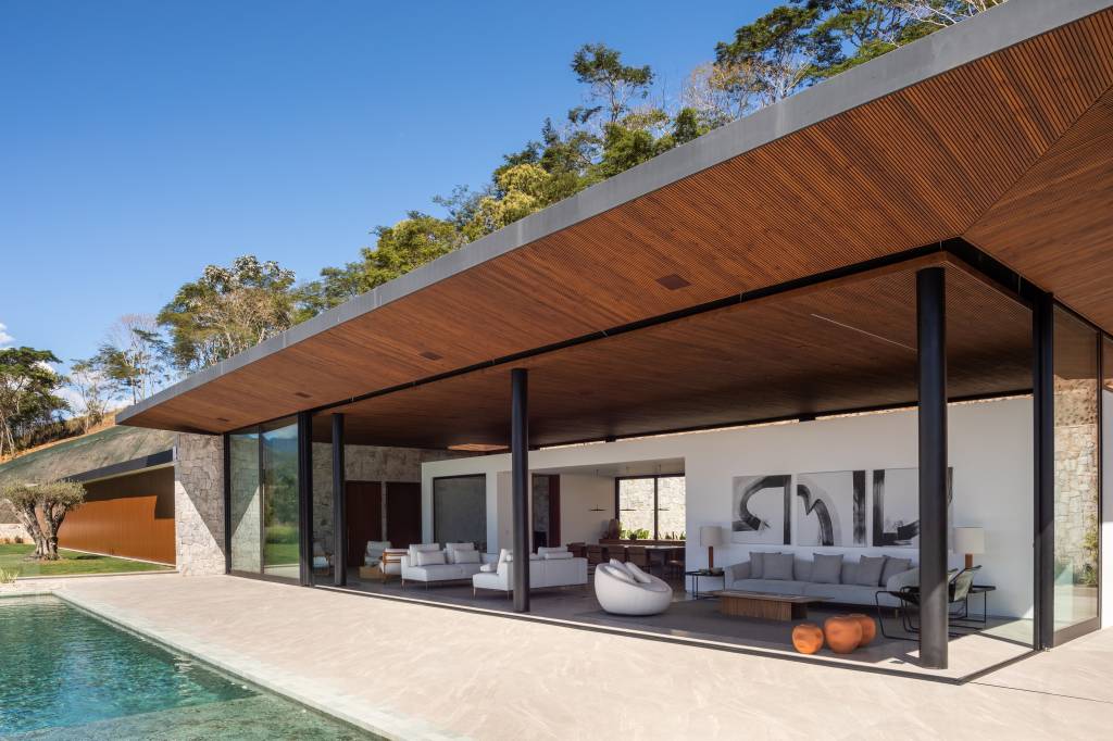 Casa de campo contemporânea tem piscina em pedra Hijau e academia. Projeto de BF+Arquitetos.