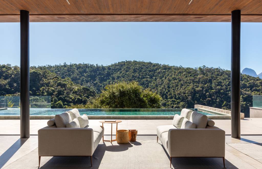 Casa de campo contemporânea tem piscina em pedra Hijau e academia. Projeto de BF+Arquitetos.
