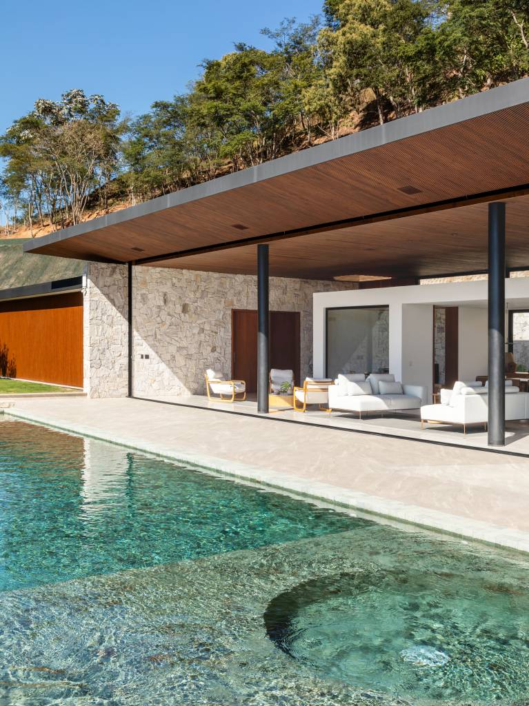 Casa de campo contemporânea tem piscina em pedra Hijau e academia. Projeto de BF+Arquitetos.