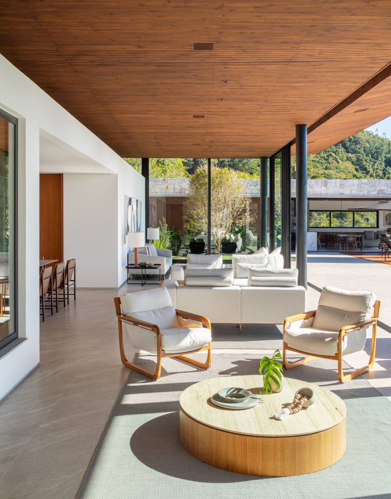 Casa de campo contemporânea tem piscina em pedra Hijau e academia. Projeto de BF+Arquitetos.
