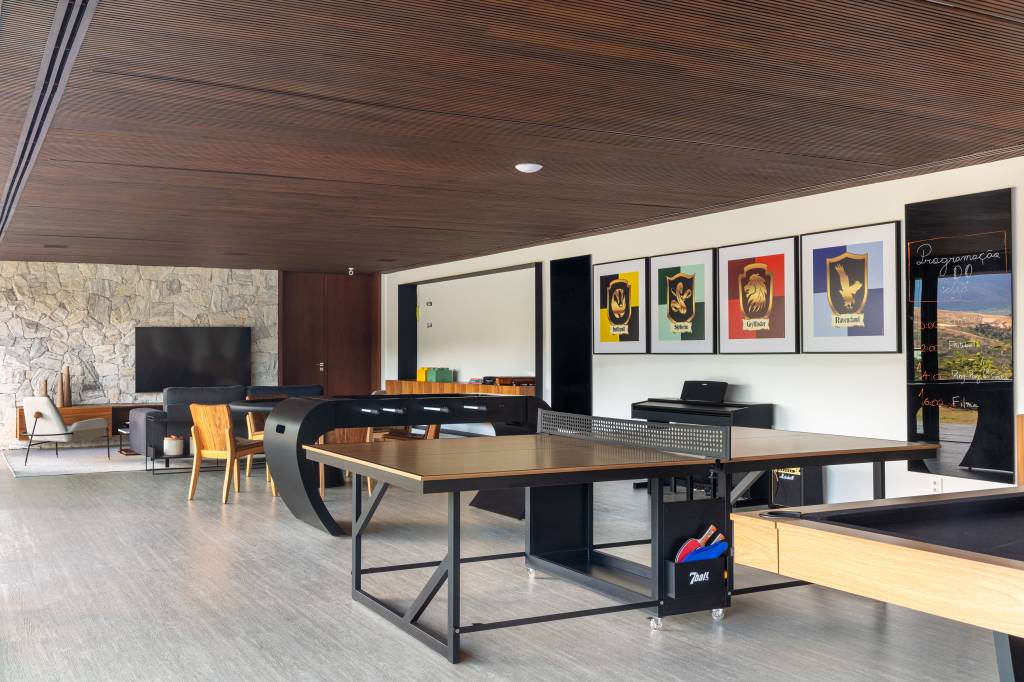 Casa de campo contemporânea tem piscina em pedra Hijau e academia. Projeto de BF+Arquitetos.