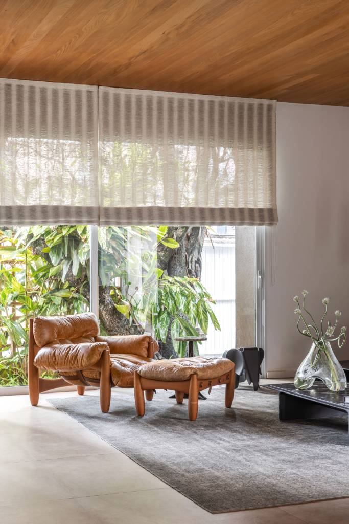 Casa elegante de tem móveis de design assinado e estilo contemporâneo. Projeto de Carolina Gava.