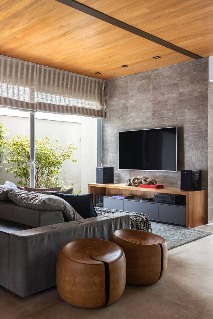 Casa elegante de tem móveis de design assinado e estilo contemporâneo. Projeto de Carolina Gava.
