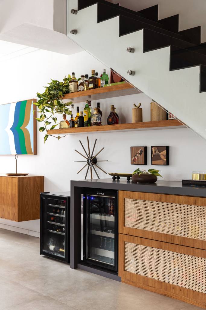 Casa elegante de tem móveis de design assinado e estilo contemporâneo. Projeto de Carolina Gava.
