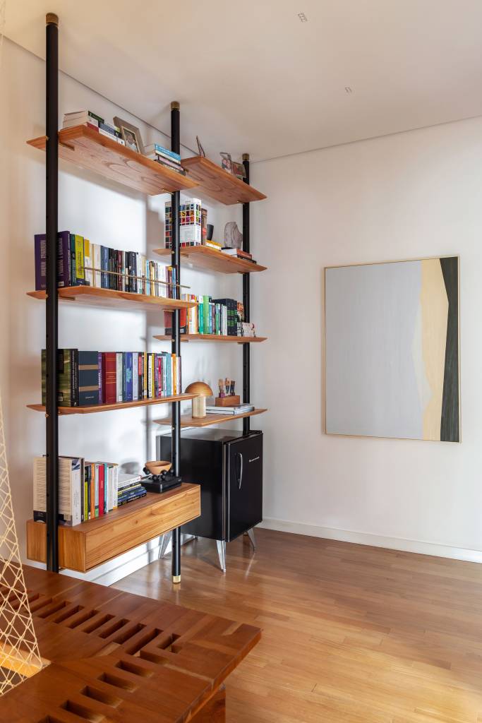 Casa elegante de tem móveis de design assinado e estilo contemporâneo. Projeto de Carolina Gava.