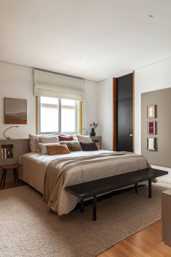 Casa elegante de tem móveis de design assinado e estilo contemporâneo. Projeto de Carolina Gava.