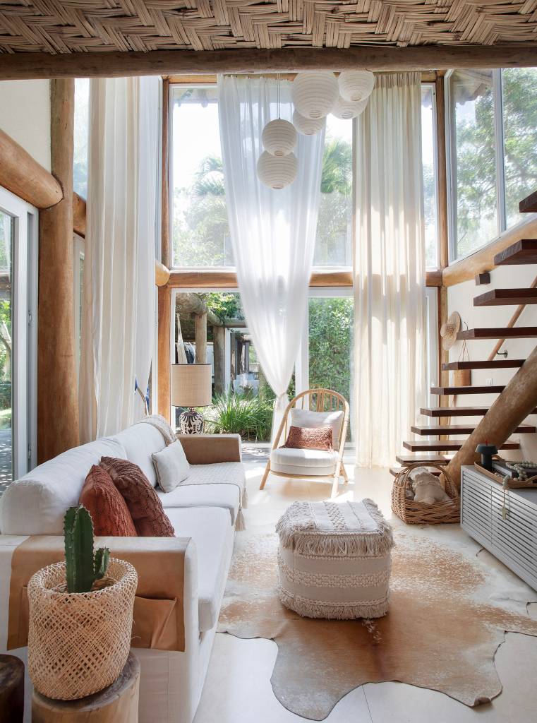 Casas de praia em Búzios com materiais ecológicos são interligadas por pergolado. Projeto de Mônica Gervásio.