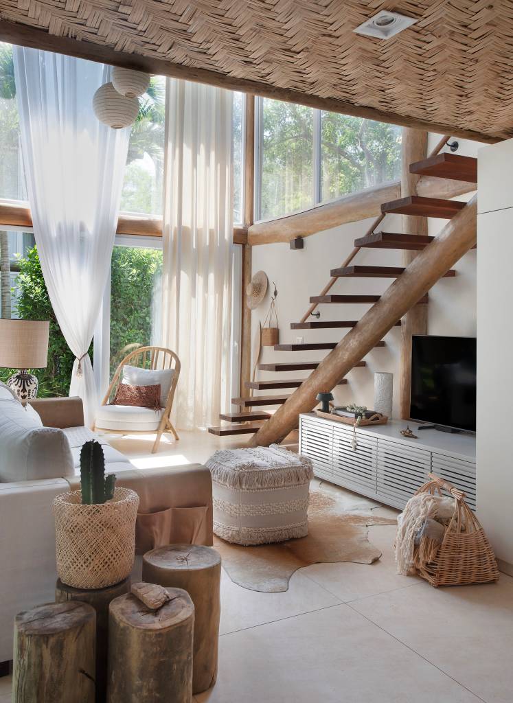 Casas de praia em Búzios com materiais ecológicos são interligadas por pergolado. Projeto de Mônica Gervásio.