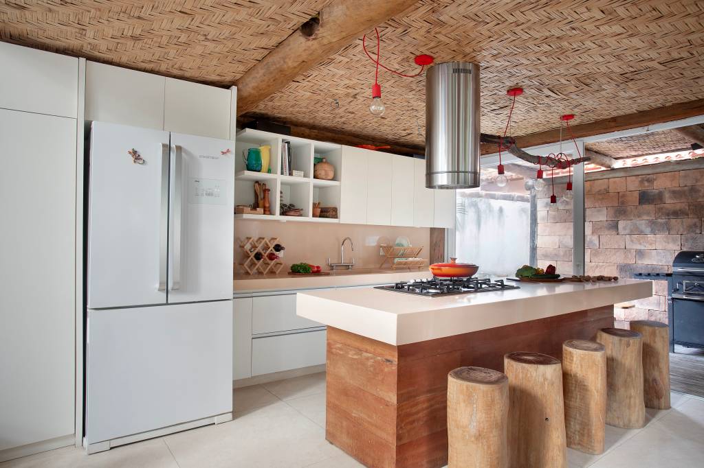 Casas de praia em Búzios com materiais ecológicos são interligadas por pergolado. Projeto de Mônica Gervásio.