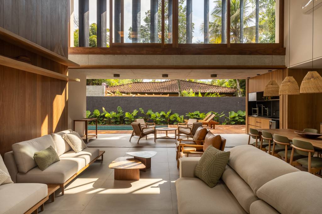 Claraboias e brises deixam a natureza e a luz natural adentrarem nesta casa de praia moderna. Projeto de PITTA Arquitetura.
