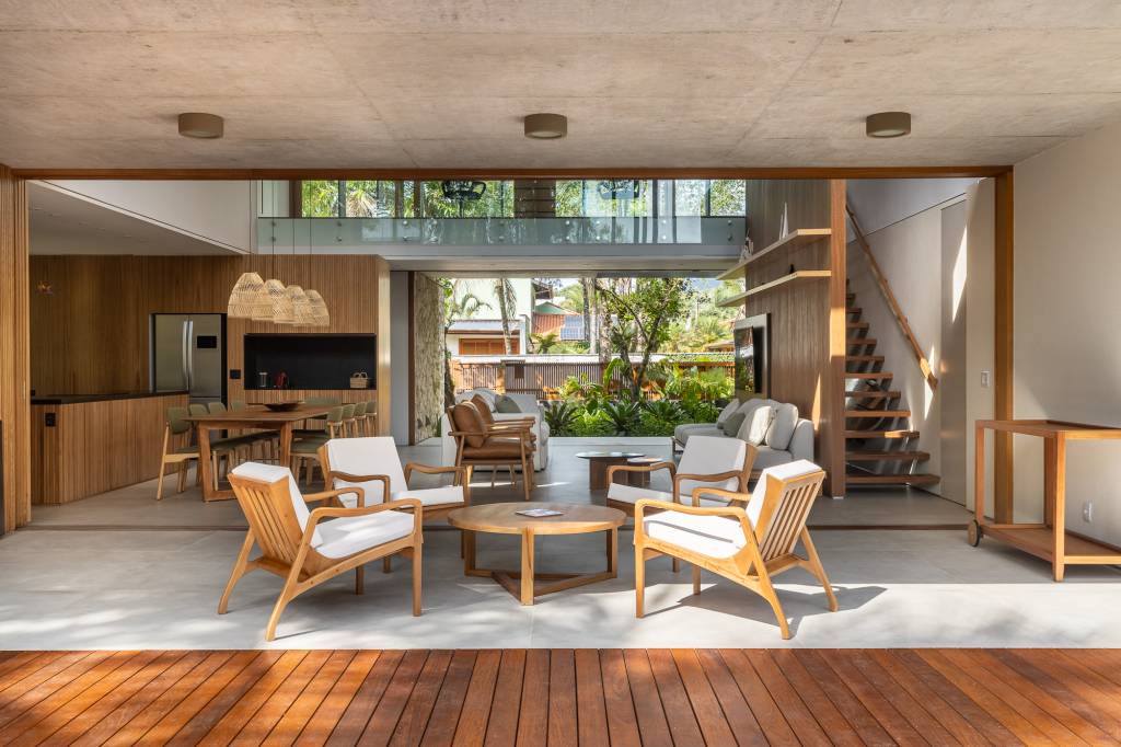 Claraboias e brises deixam a natureza e a luz natural adentrarem nesta casa de praia moderna. Projeto de PITTA Arquitetura.
