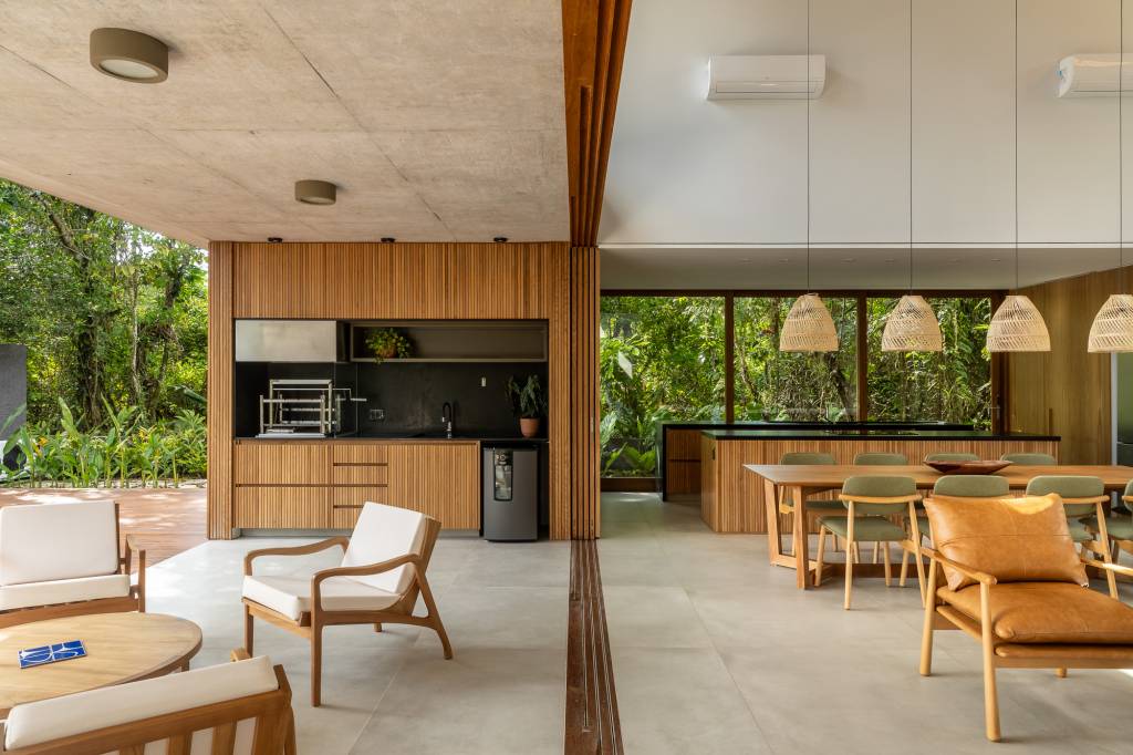 Claraboias e brises deixam a natureza e a luz natural adentrarem nesta casa de praia moderna. Projeto de PITTA Arquitetura.