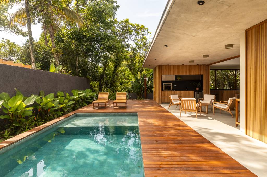 Claraboias e brises deixam a natureza e a luz natural adentrarem nesta casa de praia moderna. Projeto de PITTA Arquitetura.