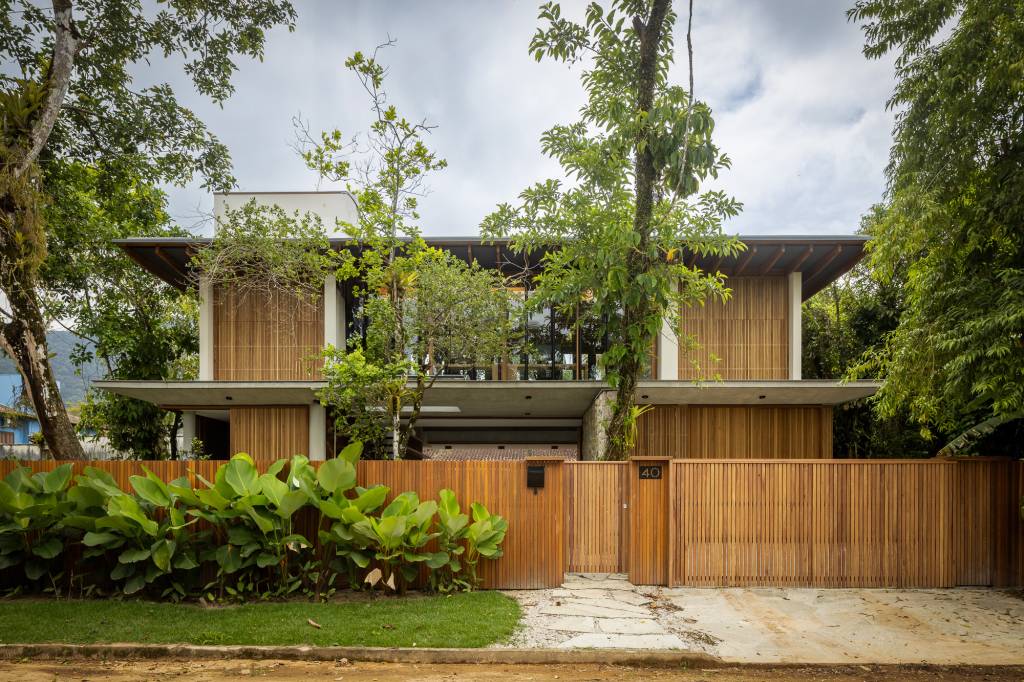 Claraboias e brises deixam a natureza e a luz natural adentrarem nesta casa de praia moderna. Projeto de PITTA Arquitetura.