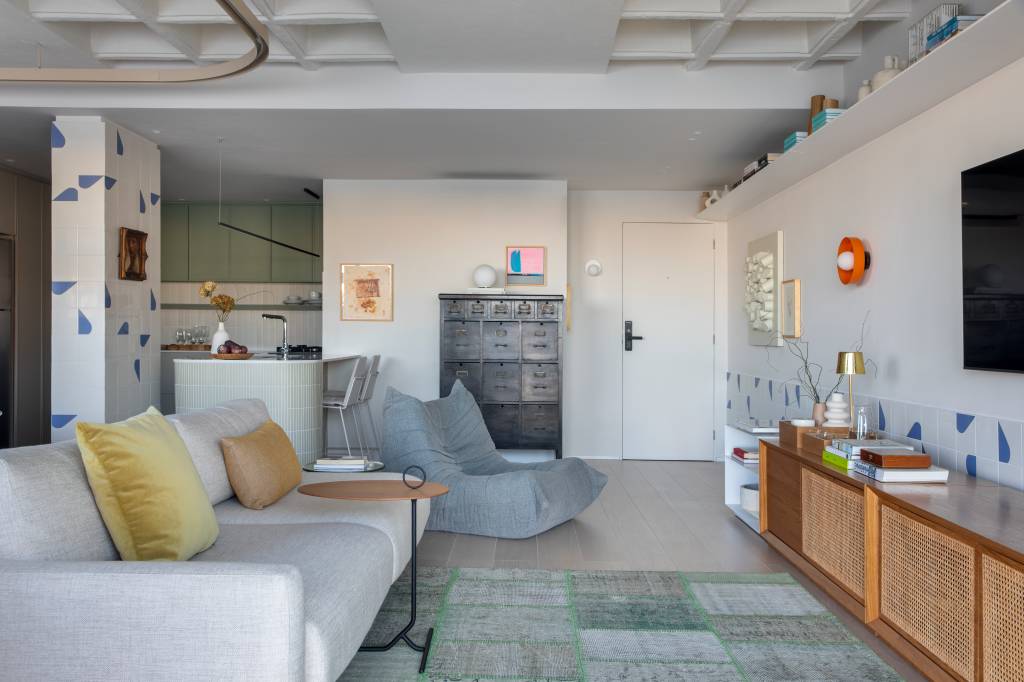 Cortina funciona como divisória em apartamento de 85 m² que tem home office com vista. Projeto de Pipa Arquitetura.