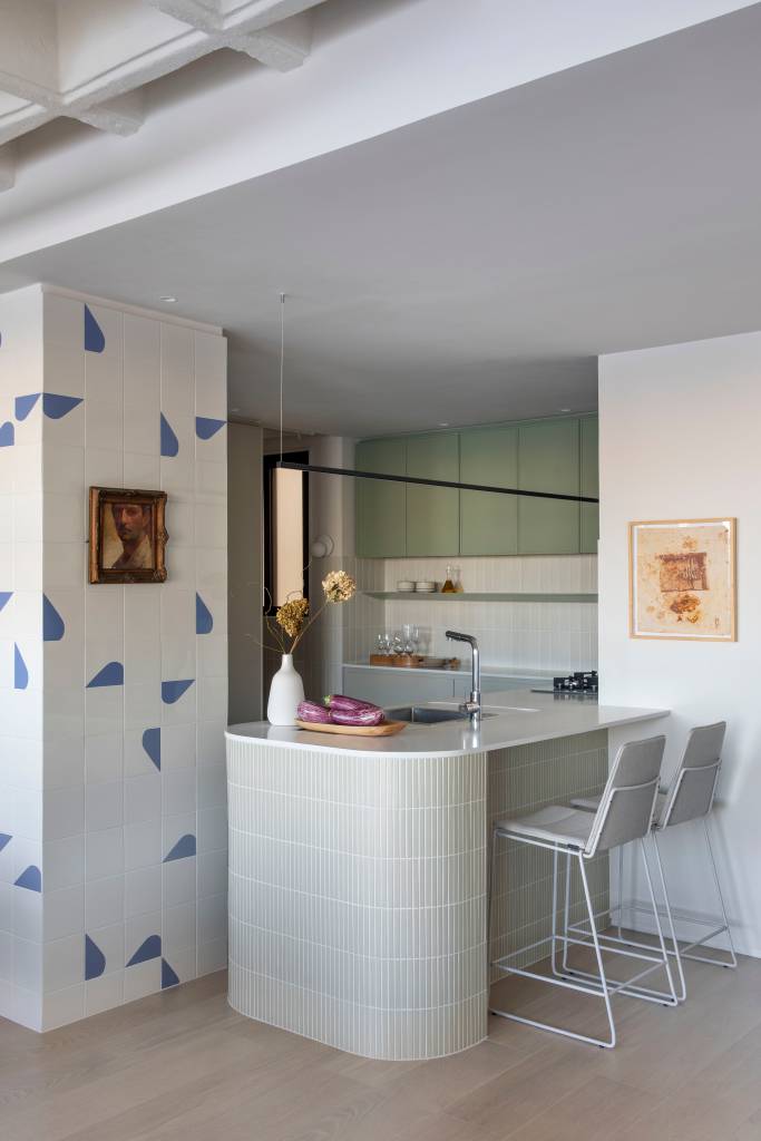 Cortina funciona como divisória em apartamento de 85 m² que tem home office com vista. Projeto de Pipa Arquitetura.