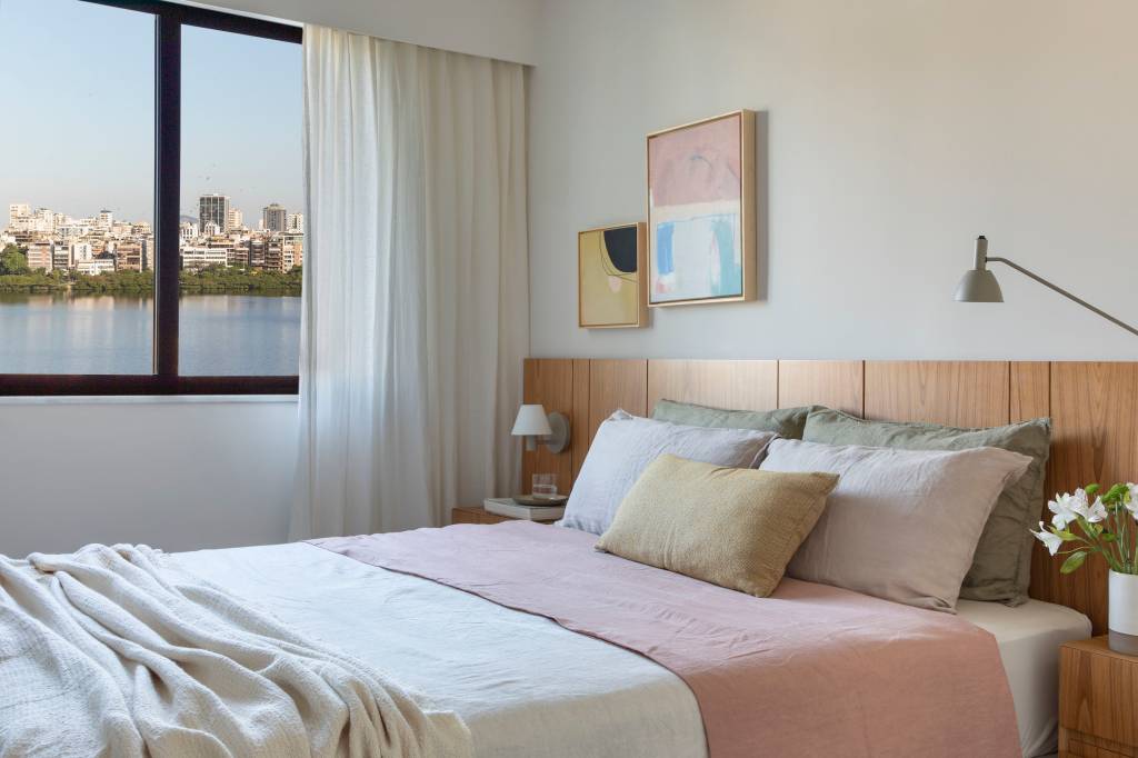 Cortina funciona como divisória em apartamento de 85 m² que tem home office com vista. Projeto de Pipa Arquitetura.