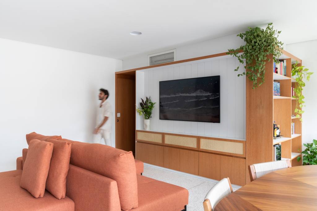 Cristaleira e pórtico são envolvidos por azul neste apartamento de 93 m². Projeto de COTA 760 Arquitetura.