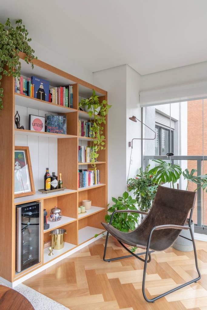 Cristaleira e pórtico são envolvidos por azul neste apartamento de 93 m². Projeto de COTA 760 Arquitetura.