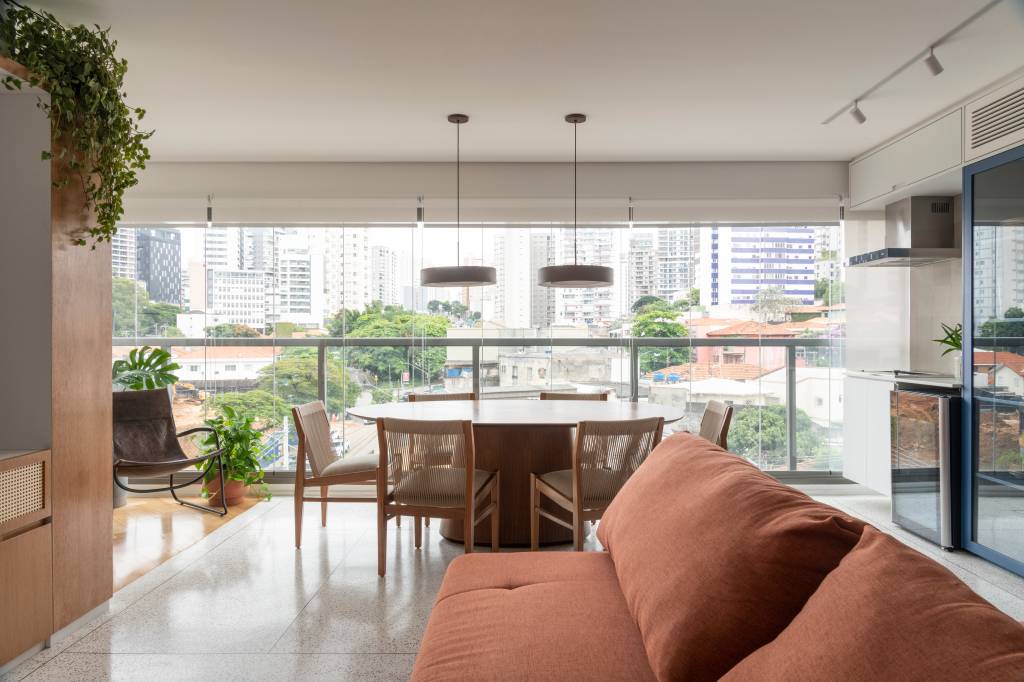 Cristaleira e pórtico são envolvidos por azul neste apartamento de 93 m². Projeto de COTA 760 Arquitetura.