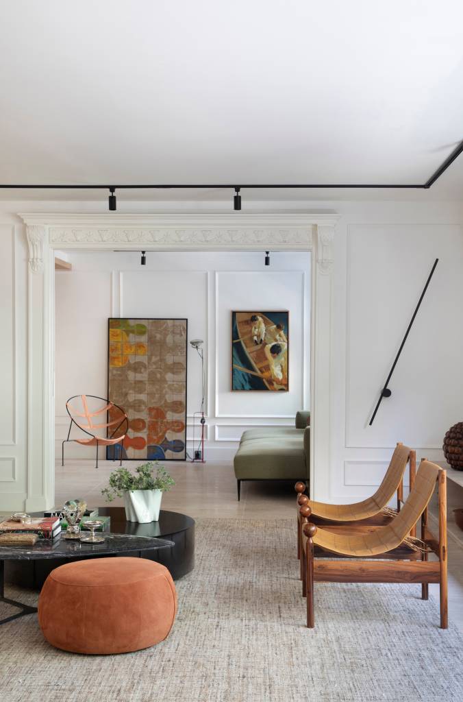 Dois quartos foram integrados para virar um ateliê de pintura neste apartamento. Projeto de Sophia Galvão.