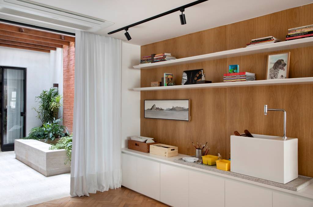 Dois quartos foram integrados para virar um ateliê de pintura neste apartamento. Projeto de Sophia Galvão.