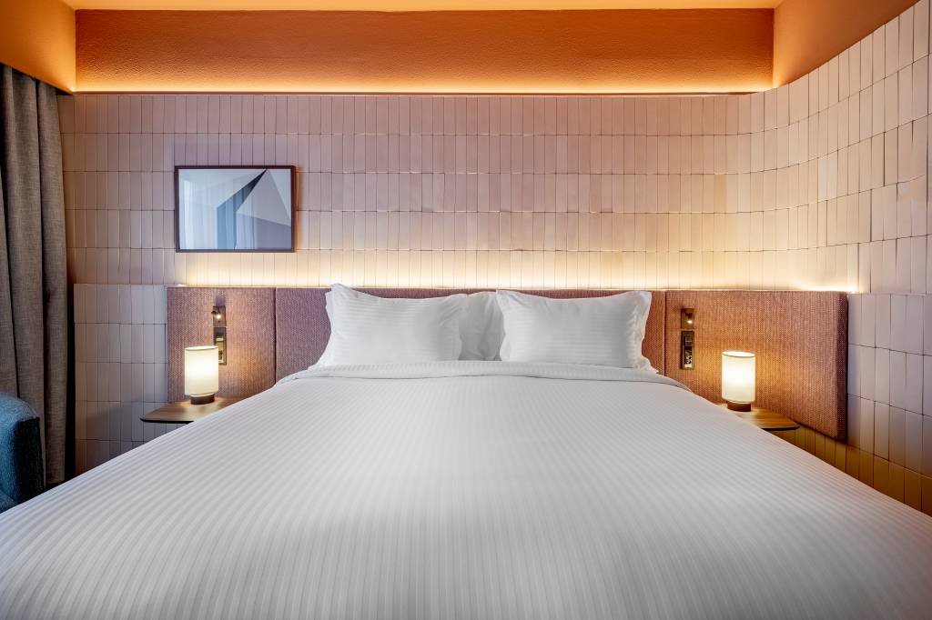 FGMF assina quartos de hotel pensados para o equilíbrio entre trabalho e descanso