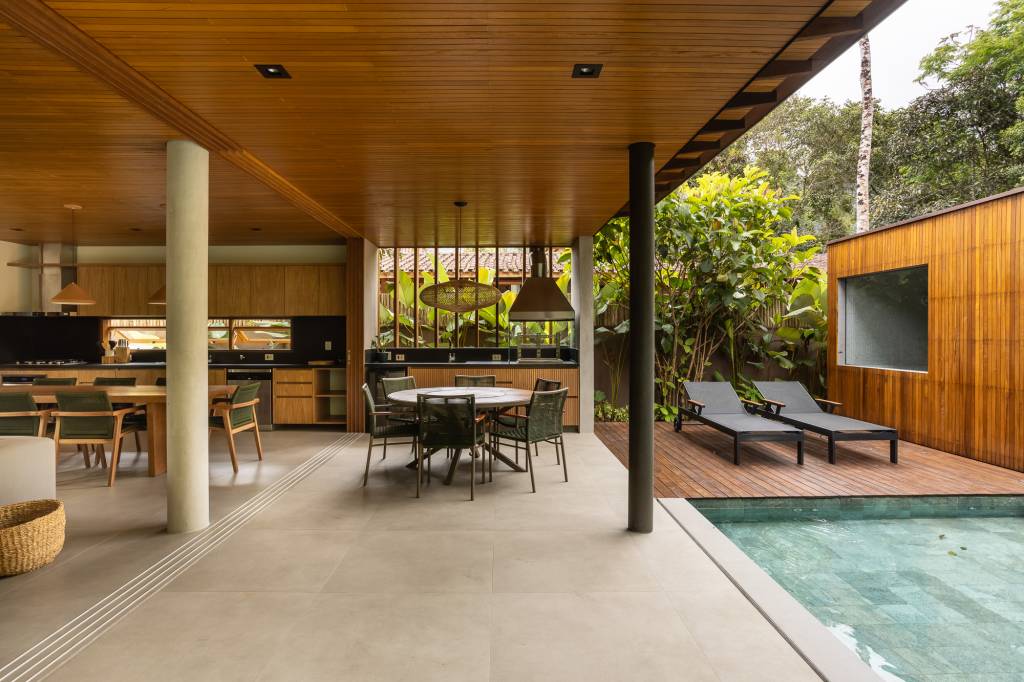 Jardim foi trazido para os interiores nesta casa em terreno estreito. Projeto de PITTA Arquitetura.