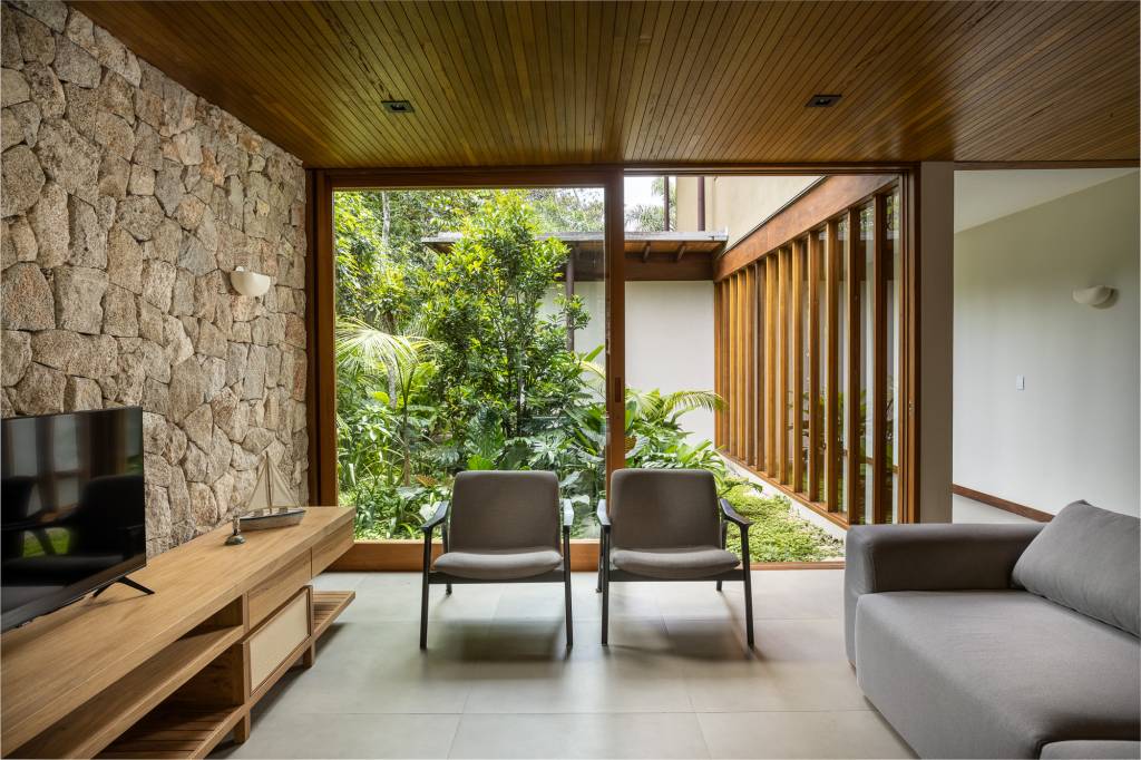 Jardim foi trazido para os interiores nesta casa em terreno estreito. Projeto de PITTA Arquitetura.