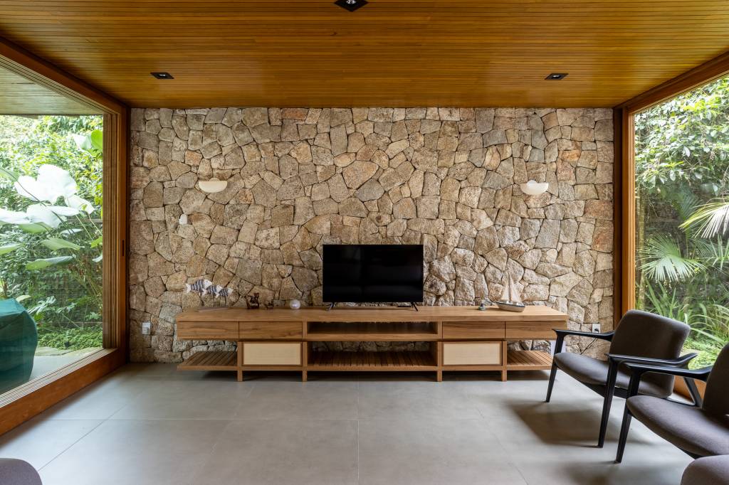 Jardim foi trazido para os interiores nesta casa em terreno estreito. Projeto de PITTA Arquitetura.
