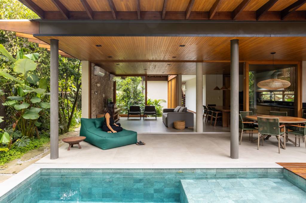 Jardim foi trazido para os interiores nesta casa em terreno estreito. Projeto de PITTA Arquitetura.