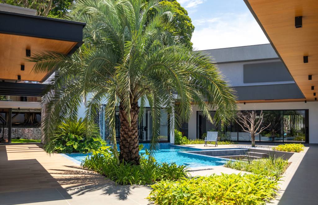 Lazer em foco: casa de condomínio tem piscina, lago e linda casa na árvore