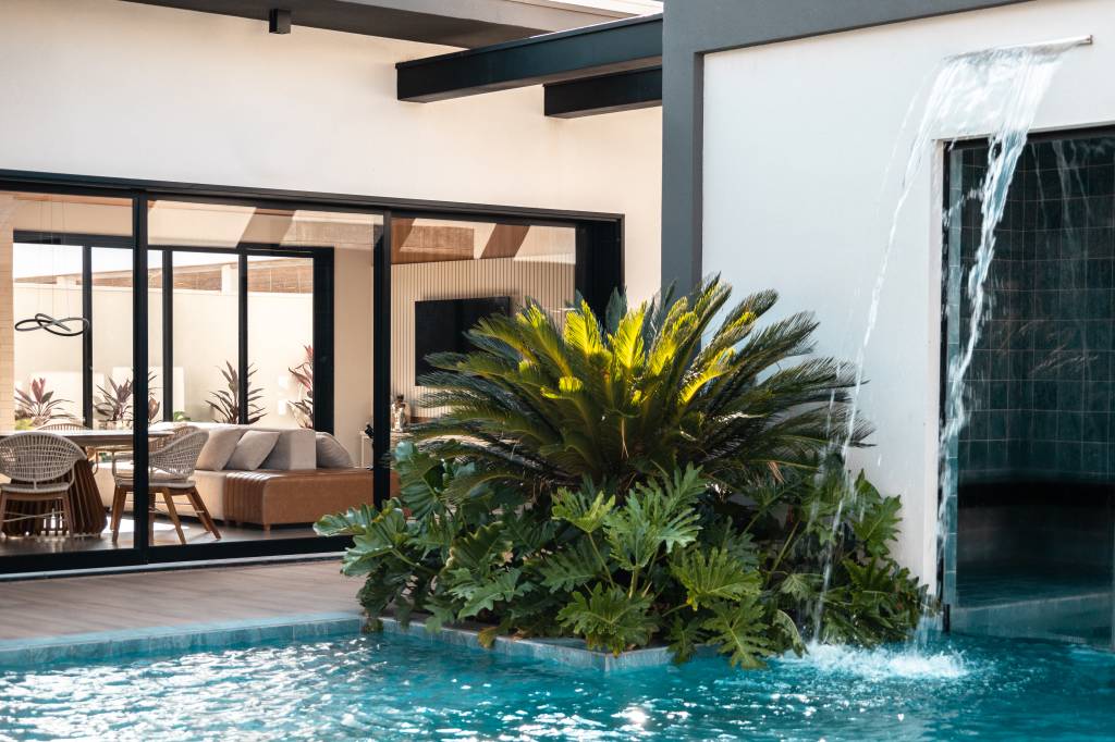 Lazer em foco: casa de condomínio tem piscina, lago e linda casa na árvore. Projeto de Natalia Sundfeld.