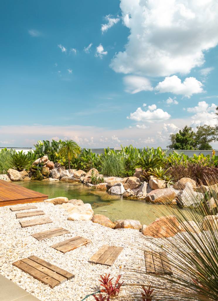 Lazer em foco: casa de condomínio tem piscina, lago e linda casa na árvore. Projeto de Natalia Sundfeld.