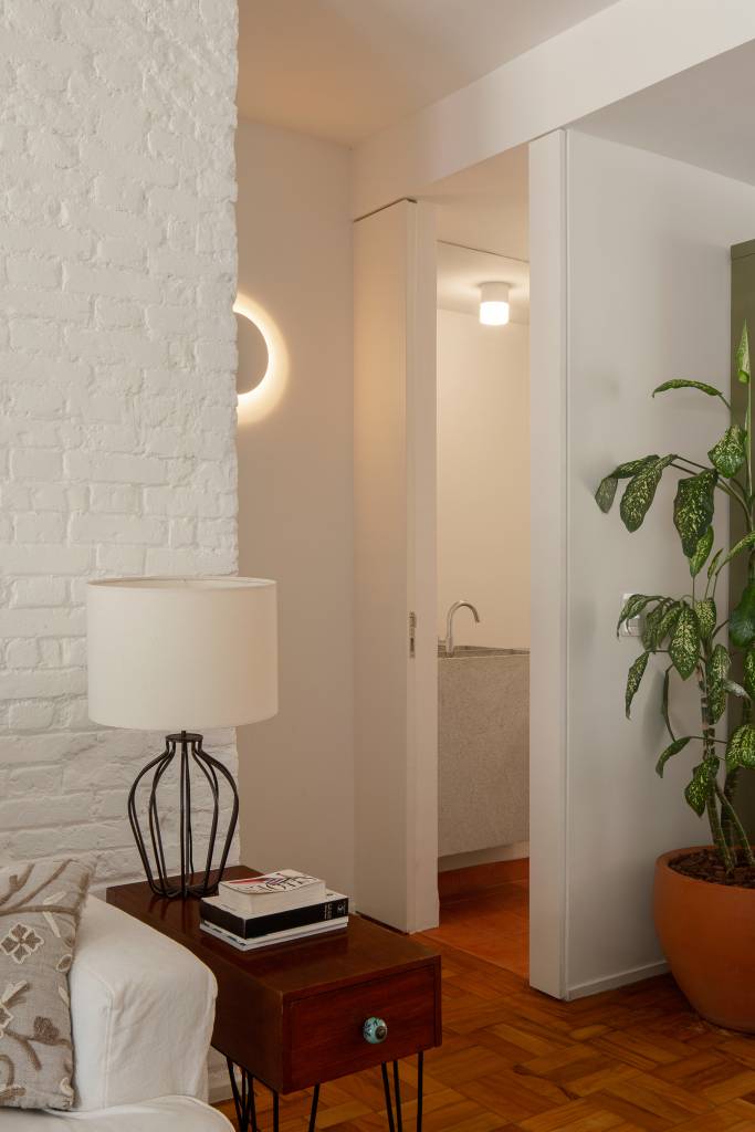 Lindo sobrado geminado tem cozinha com quintal com jardim. Projeto de VAGA Arquitetura.