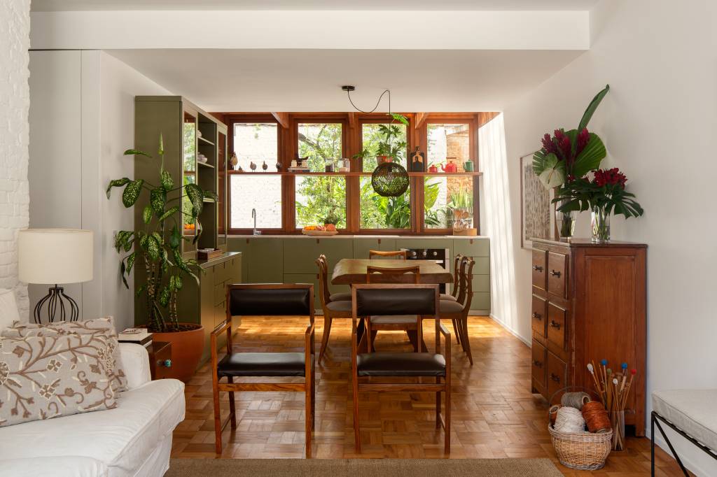 Lindo sobrado geminado tem cozinha com quintal com jardim. Projeto de VAGA Arquitetura.