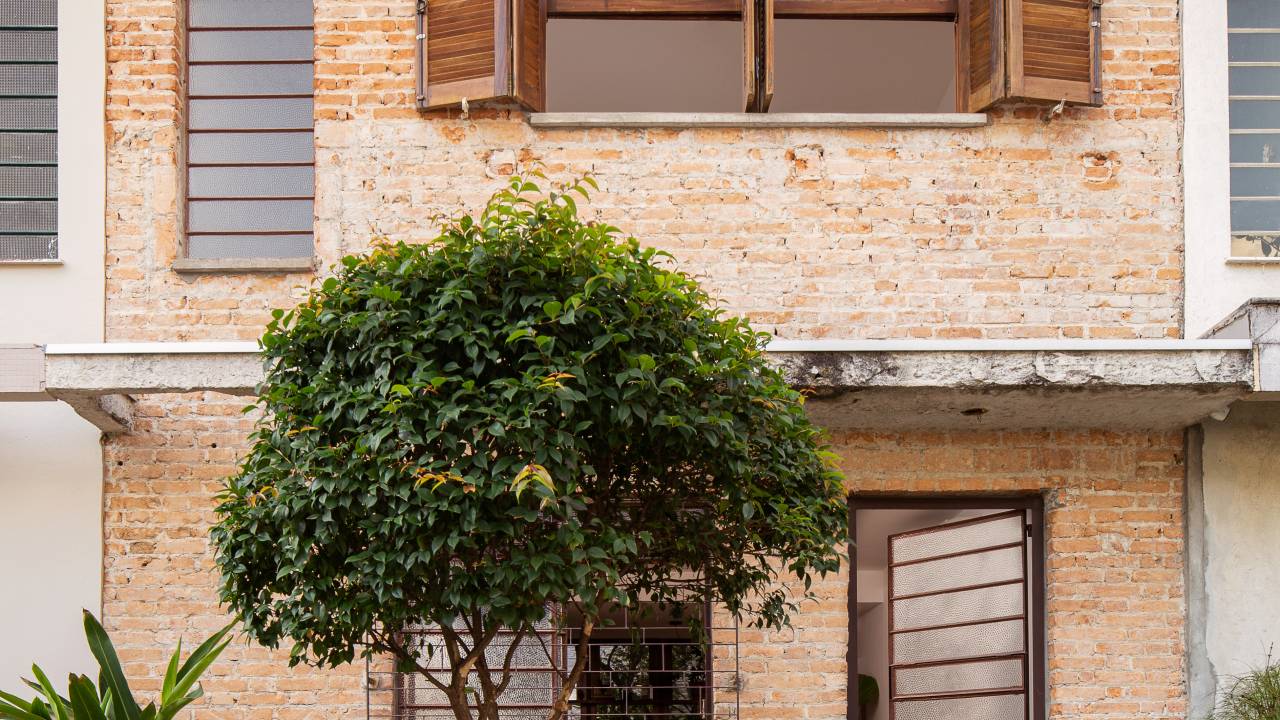 Lindo sobrado geminado tem cozinha com quintal com jardim. Projeto de VAGA Arquitetura.