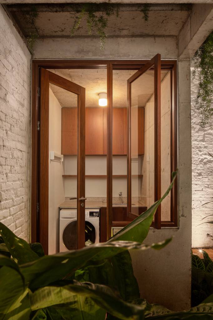 Lindo sobrado geminado tem cozinha com quintal com jardim. Projeto de VAGA Arquitetura.
