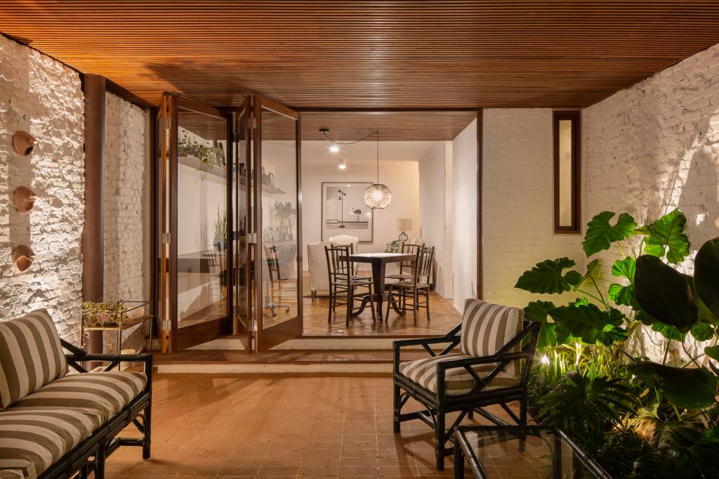 Lindo sobrado geminado tem cozinha com quintal com jardim. Projeto de VAGA Arquitetura.
