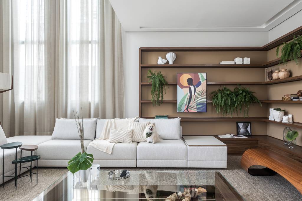 Móvel de apoio é buffet e cristaleira em sala de jantar de apartamento elegante. Projeto de DC55 Arquitetura.