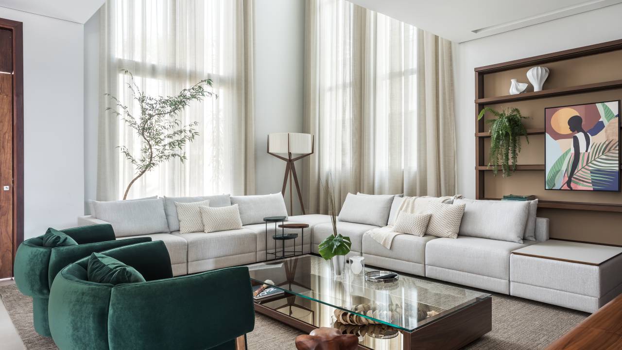 Móvel de apoio é buffet e cristaleira em sala de jantar de apartamento elegante. Projeto de DC55 Arquitetura.