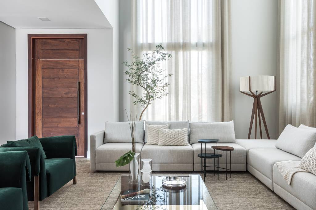 Móvel de apoio é buffet e cristaleira em sala de jantar de apartamento elegante. Projeto de DC55 Arquitetura.