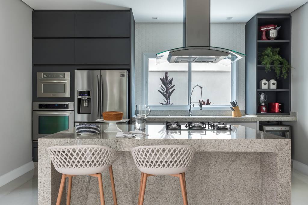 Móvel de apoio é buffet e cristaleira em sala de jantar de apartamento elegante. Projeto de DC55 Arquitetura.