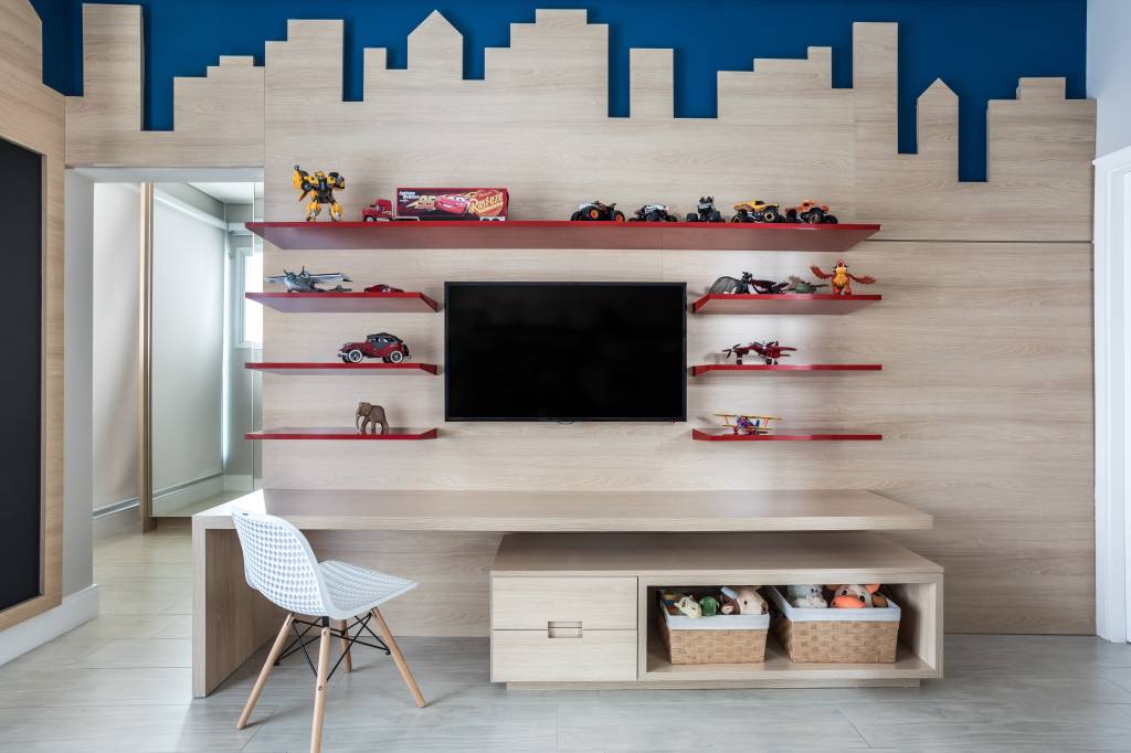Móvel de apoio é buffet e cristaleira em sala de jantar de apartamento elegante. Projeto de DC55 Arquitetura.